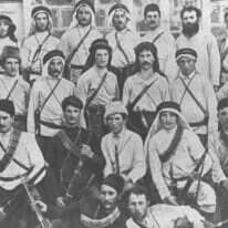 ההוגים שהציעו השתלבות במרחב הערבי לא היו שוליים סהרוריים אלא קיימו דיאלוג עם דמויות ציוניות מרכזיות. חברי ארגון "השומר" בגליל העליון, אוקטובר 1907. | לע"מ