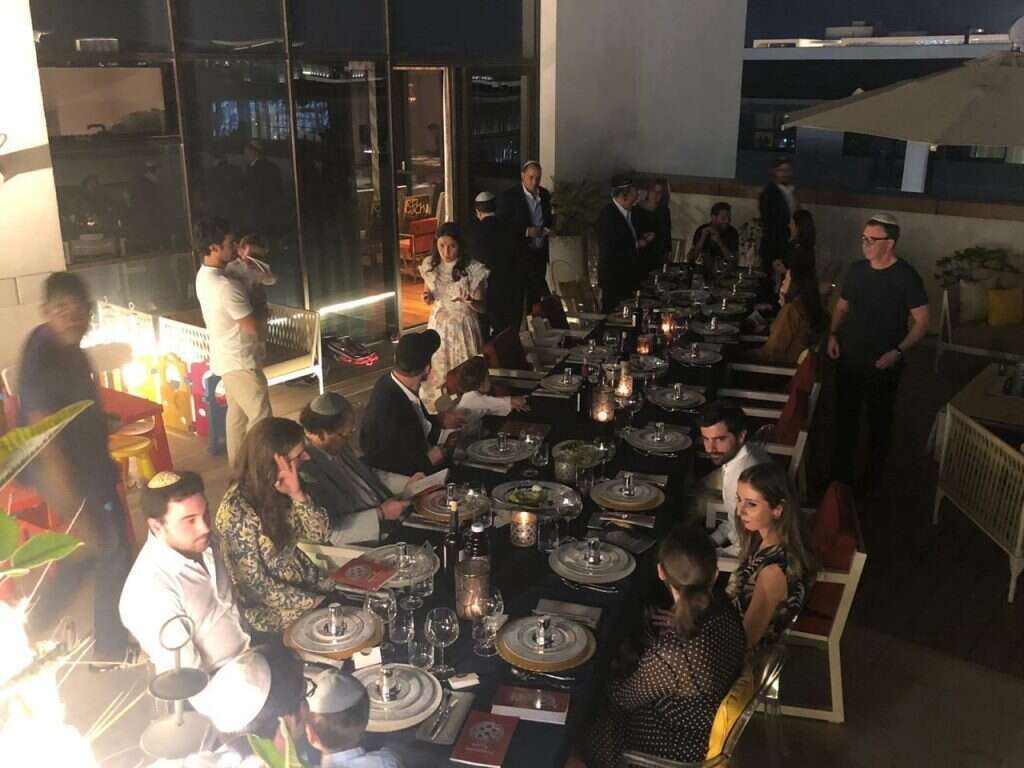 סעודה של הקהילה היהודית באיחוד האמירויות. | באדיבות סטיב בנשימול