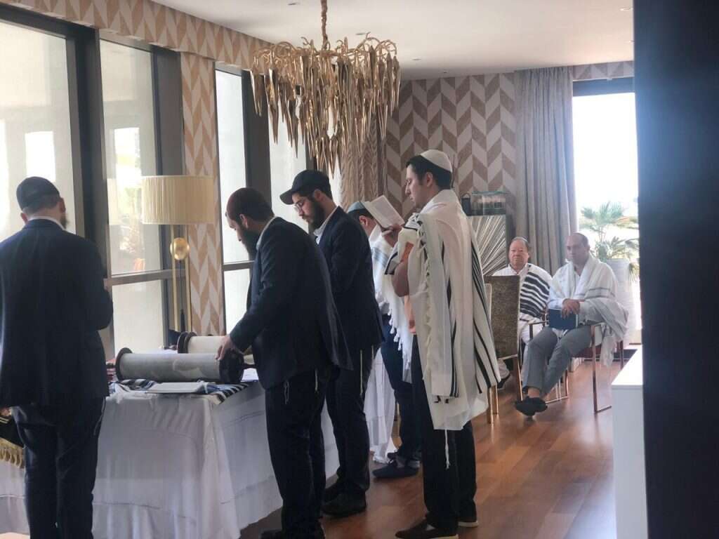 תפילה עם הרב דוכמן. | באדיבות סטיב בנשימול