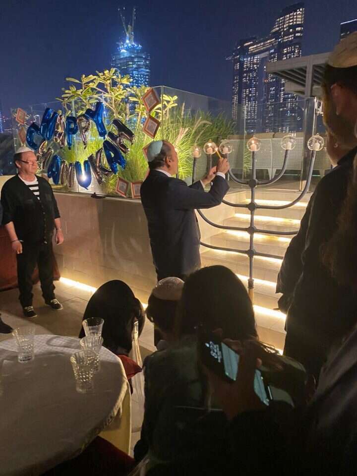 הדלקת נרות חנוכה בקהילה היהודית. | באדיבות סטיב בנשימול