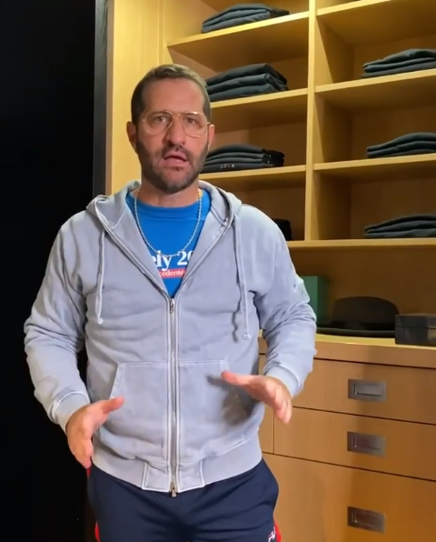 הישראלי שחושב שהוא יודע הכל. מודי בדמותו של ניר