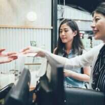 אזרחיות ביפן משלמות במזומן. במדינה פועלות 280 חברות אשראי. | שאטרסטוק