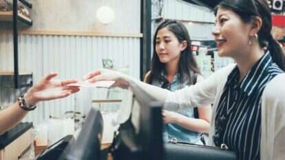 אזרחיות ביפן משלמות במזומן. במדינה פועלות 280 חברות אשראי. | שאטרסטוק אזרחיות ביפן משלמות במזומן. במדינה פועלות 280 חברות אשראי. | שאטרסטוק