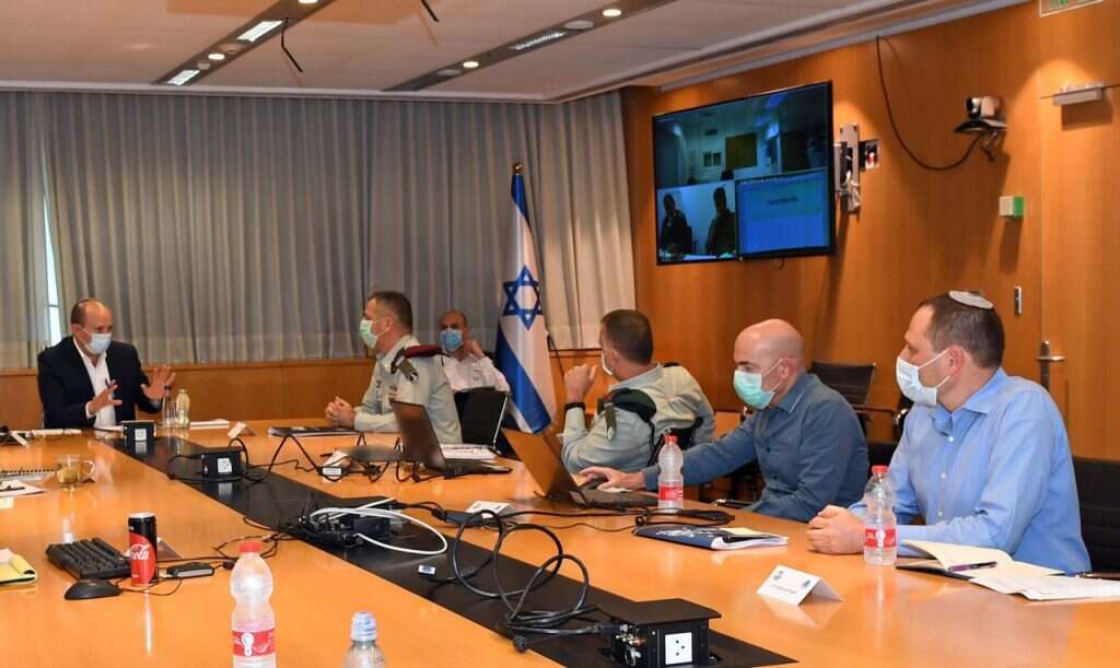 בנט כשר ביטחון בהערכת מצב בקריה בנושא הקורונה, אפריל 2020. | אריאל חרמוני, משרד הביטחון