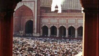 מסמר בארונה של הודו החילונית. מוסלמים בדלהי מתפללים לשיקום המסגד שהוחרב. | AP