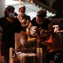 בנות משפחת אוחיון במהלך ההלוויה. | נעם ריבקין פנטון - פלאש 90