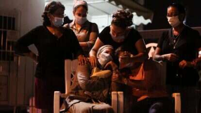 בנות משפחת אוחיון במהלך ההלוויה. | נעם ריבקין פנטון - פלאש 90