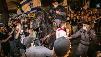 שוטרים מול מפגיני בלפור. רוב הזמן הם פודלים. | אולבייה פיטוסי, פלאש 90