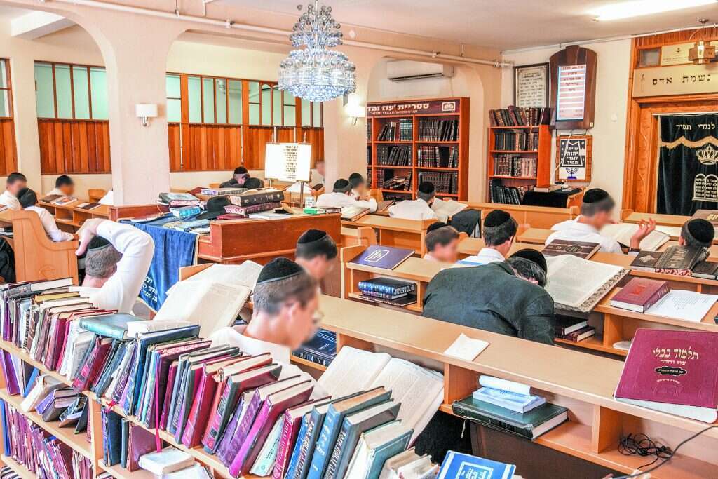 אפשרות למלגה של שבעה שקלים לשעה, מהתרומות שנאספות בעליות לתורה. לומדים בבית הכנסת המרכזי. | יוסי אלוני