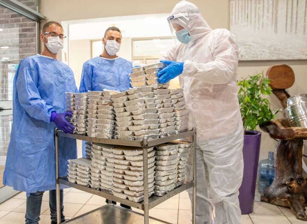 היחידים בשטח עם מסכות ואמצעי מיגון. כתבנו ועובדי המלון שלמה אקרשטיין וכפיר מתוק. | יוסי אלוני