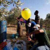 מחבלים בעזה מכינים בלוני תבערה. | AFP