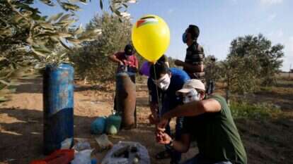 מחבלים בעזה מכינים בלוני תבערה. | AFP