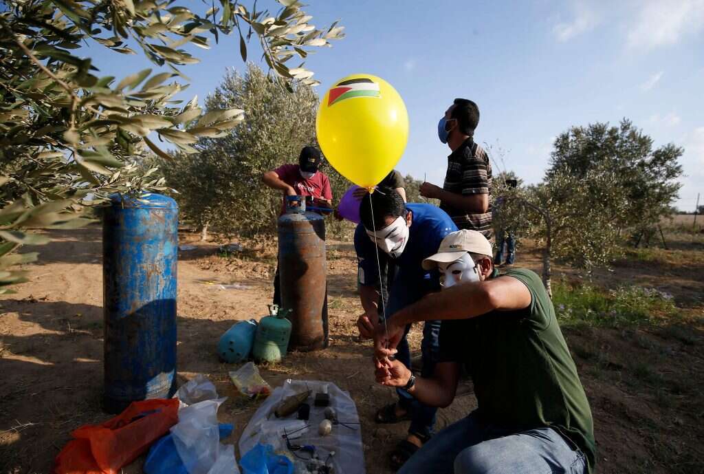 מחבלים בעזה מכינים בלוני תבערה. | AFP