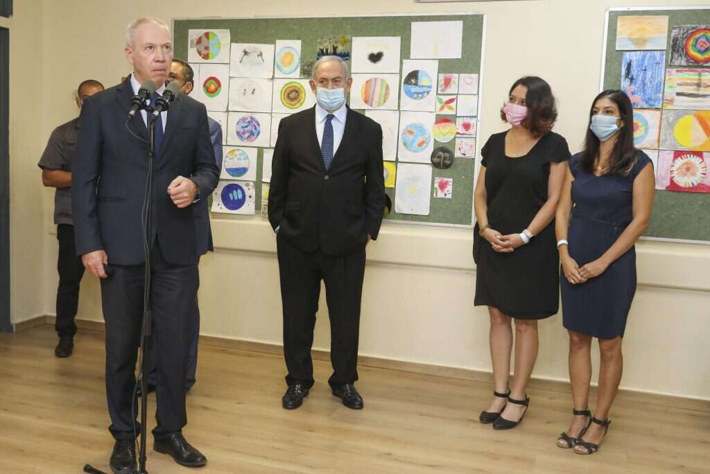 נתניהו ושר החינוך גלנט בביקור בבית ספר בירושלים. | מארק ישראל סלם