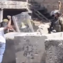 הנער הפלסטיני מיידה אבנים ופוגע בחיילי צה"ל בחסם שוטר. | מסך