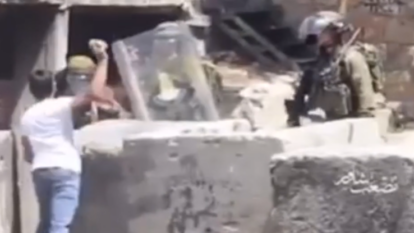 הנער הפלסטיני מיידה אבנים ופוגע בחיילי צה"ל בחסם שוטר. | מסך