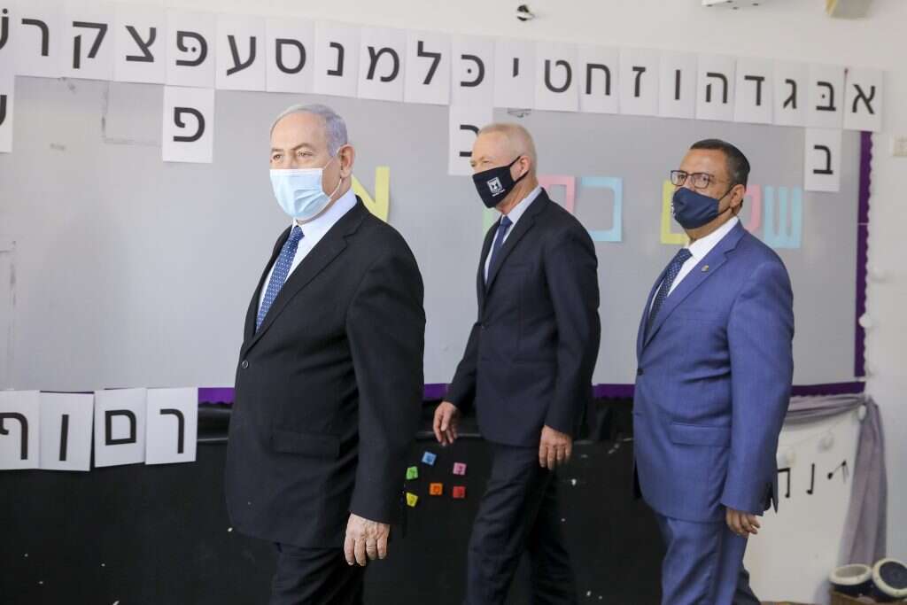 נתניהו, משה ליאון ושר החינוך גלנט בביקור בבית ספר בירושלים. | מארק ישראל סלם