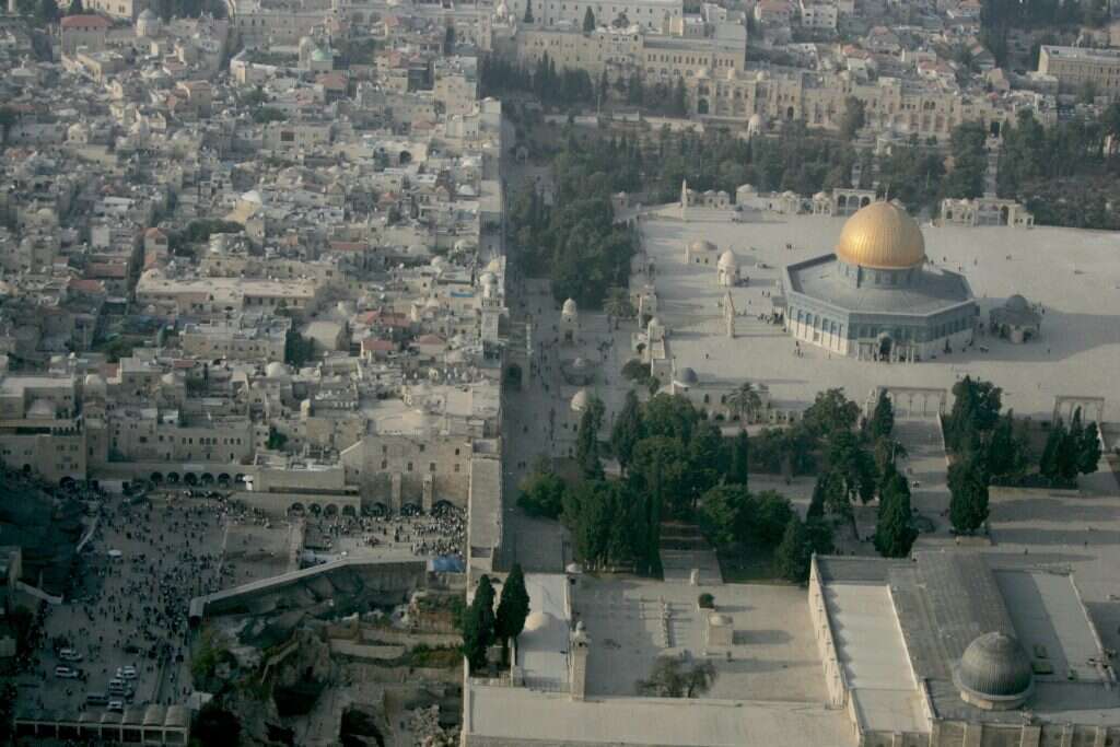 הכותל המערבי המקובל, מבט מגבוה. | מרים צחי הכותל המערבי המקובל, מבט מגבוה. | מרים צחי
