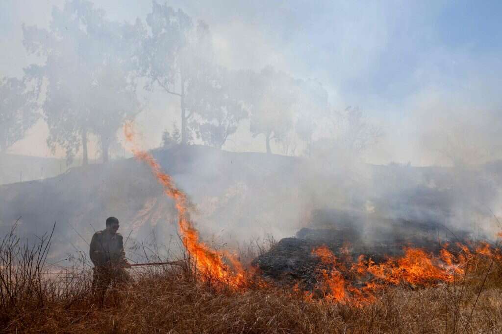 כיבוי שריפה ליד ניר עם, בעקבות בלון תבערה. | AFP
