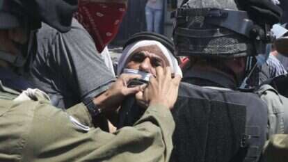 מעצר של פלסטיני במהלך הפרות סדר. | AFP