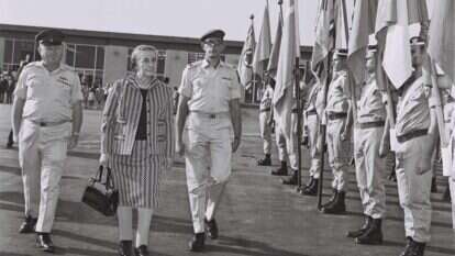 שולחן ליד. גולדה מאיר. | דוד אלדן, לע"מ