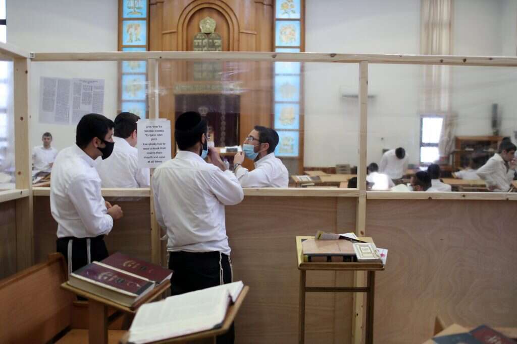 מתחמי קפסולות בישיבה בירושלים. | EPA