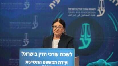 נשיאת בית המשפט העליון אסתר חיות בכנס המשפט של לשכת עורכי הדין. | דוברות לשכת עורכי הדין