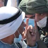 פלסטיני מתווכח עם חיילי צה"ל. אילוסטרציה. | AFP