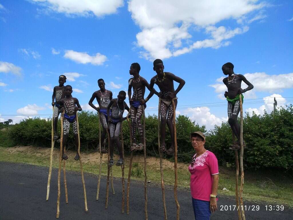 בכל חצי שנה יבשת אחרת. קבלת פנים של בני שבט האמר באפריקה