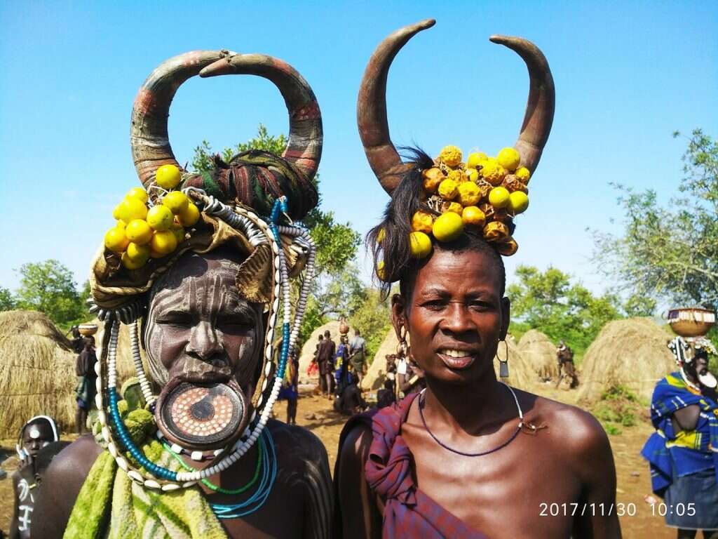 הרבה דלתות נפתחו בפנינו בעזרת כמה לירות". בני המורסי בעמק האומו, בגבול בין אתיופיה לקניה