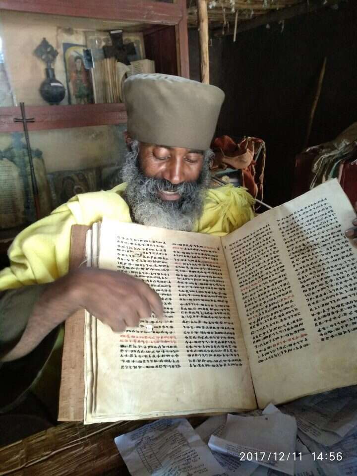"אדם שאומר שהוא יהודי - אין לחקור אחריו". נזיר מחזיק בתנ"ך הכתוב בגעז, אתיופיה