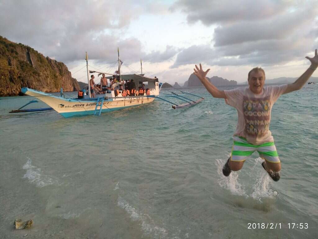 "לא צריך להיות מיליונרים כדי לטייל מסביב לעולם". גב"י באל־נידו, הפיליפינים