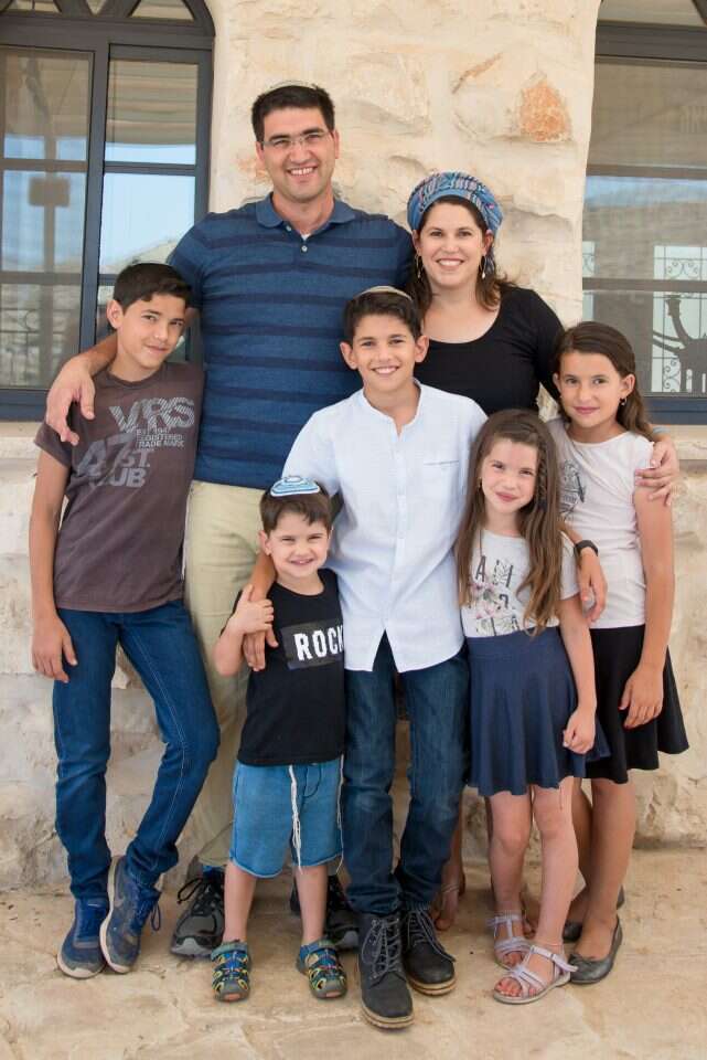 נעקרה כבר שלוש פעמים. נטע פוזס ממצפה־כרמים ובני  משפחתה. | שולה חדד