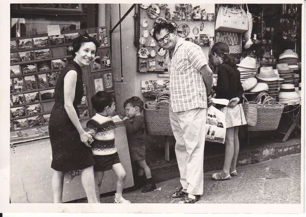 "גם כשאבא לא נמצא פיזית, היה ברור שזה לא משום שאנחנו לא חשובים לו". רות ורפי עם הילדים בטיול משפחתי. | באדיבות המשפחה