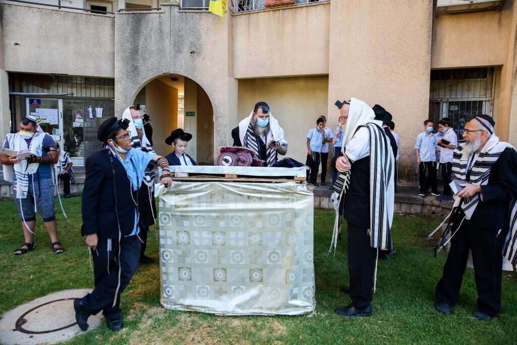 מניין חצר. | דוד כהן, פלאש 90