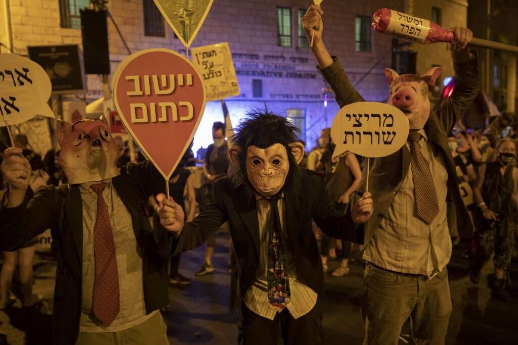 מפגינים בבלפור בסוף השבוע. | EPA מפגינים בבלפור בסוף השבוע. | EPA