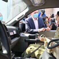 שר הביטחון בני גנץ בביקור בכפר קאסם, לקראת הטלת הסגר עליה בשל מגפת הקורונה. | אריאל חרמוני, משרד הביטחון