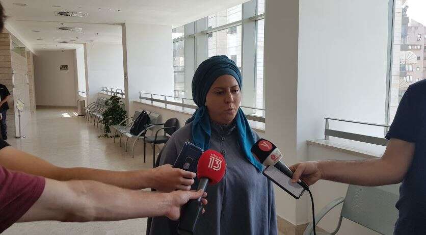 רעייתו של עמירם בן אוליאל, אורייאן אחרי החלטת המחוזי. | ארגון חוננו