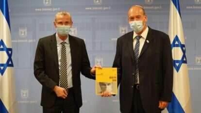 מבקר המדינה מתניהו אנגלמן מגיש את הדו"ח ליו"ר הכנסת יריב לוין. | דוברות הכנסת, מוריה ברקוביץ'