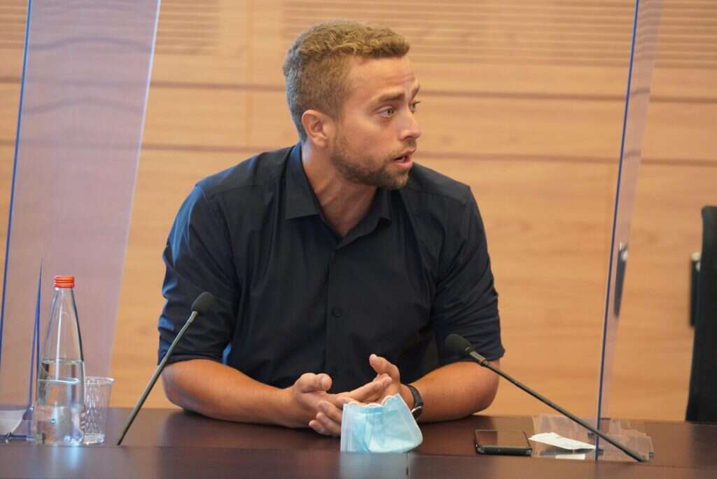 מתן מילס, שנולד מתרומת זרע, בדיון בנושא בוועדת העבודה והרווחה. | דוברות הכנסת