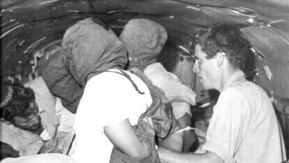 תיאורים מפורטים של מבצעי היחידה הפחות ידועים. שי אגמון, לוחם בכוח הפשיטה במבצע "תרנגול'", עם בני ערובה מצרים. | אוסף פרטי, מתוך הספר