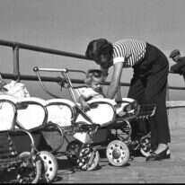 נשים התמסרו מחדש למשימה העליונה לגדל ילדים למדינה הצעירה. חוף תל אביב. | טדי בראונר, לע״מ