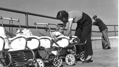 נשים התמסרו מחדש למשימה העליונה לגדל ילדים למדינה הצעירה. חוף תל אביב. | טדי בראונר, לע״מ