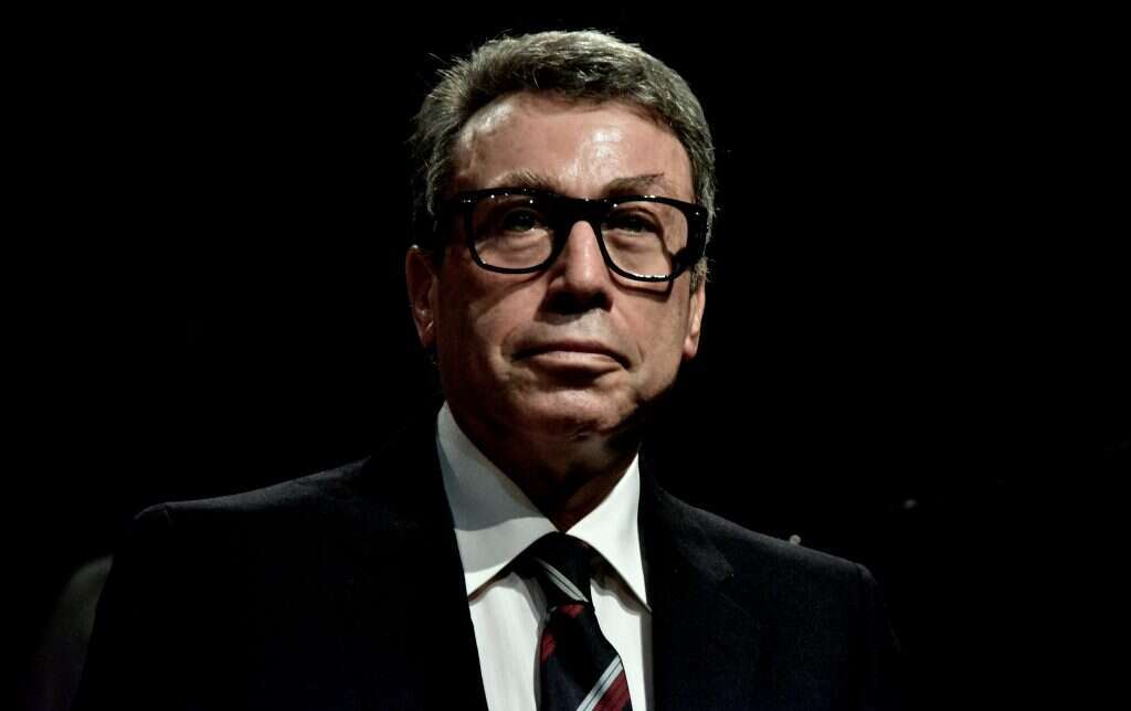 שחקן לעיתים. סמל בהצגה הנפילים. | ארלה הצמצם הבוער