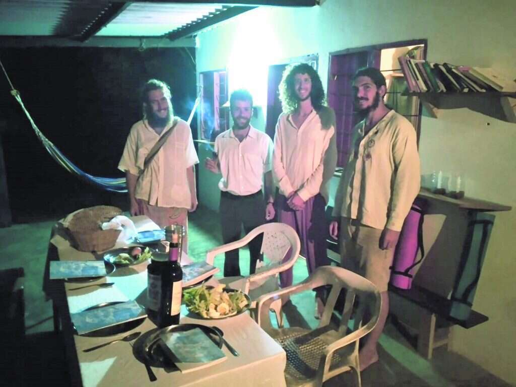 הישראלים שנתקעו בכפר האקולוגי בקולומביה עם המשלוח שקיבלו לליל הסדר. | באדיבות בית חב"ד קולומביה