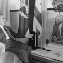 אלתר ולנר מגיש את ספרו "חמושים לפני המחנה" לנשיא המדינה חיים הרצוג, 1985. | לע"מ