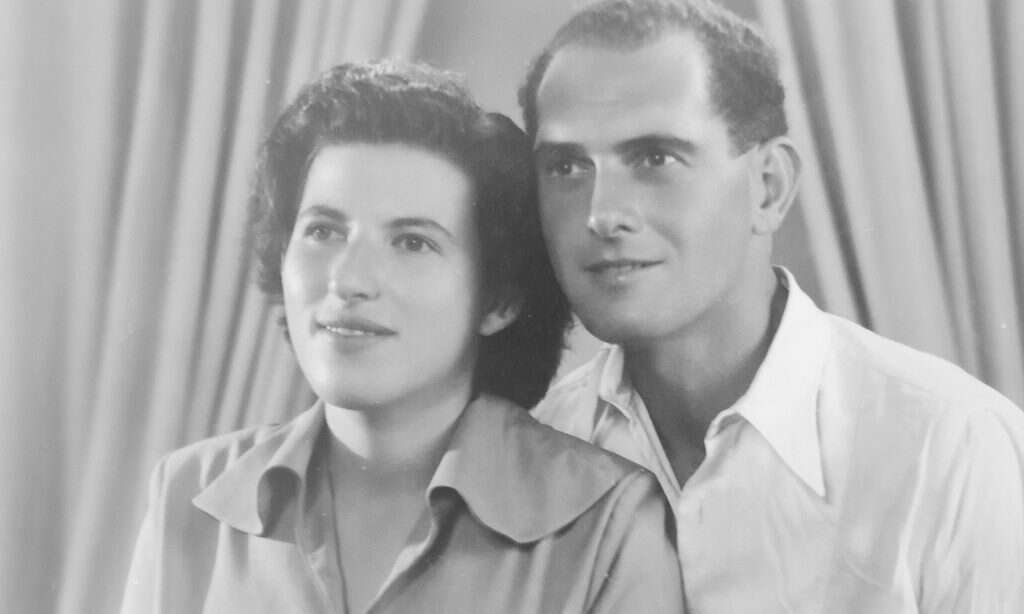 תמיד פחדה מכלבים, שמעה באוזני רוחה את הכלבים של הנאצים. הסבתא תמר לנסקי לצד הסבא קארל. | מתוך האלבום המשפחתי תמיד פחדה מכלבים, שמעה באוזני רוחה את הכלבים של הנאצים. הסבתא תמר לנסקי לצד הסבא קארל. | מתוך האלבום המשפחתי