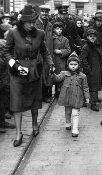 תחושת אי ודאות כרסמה כל העת. גטו ורשה. | גטי אימג'ס תחושת אי ודאות כרסמה כל העת. גטו ורשה. | גטי אימג'ס