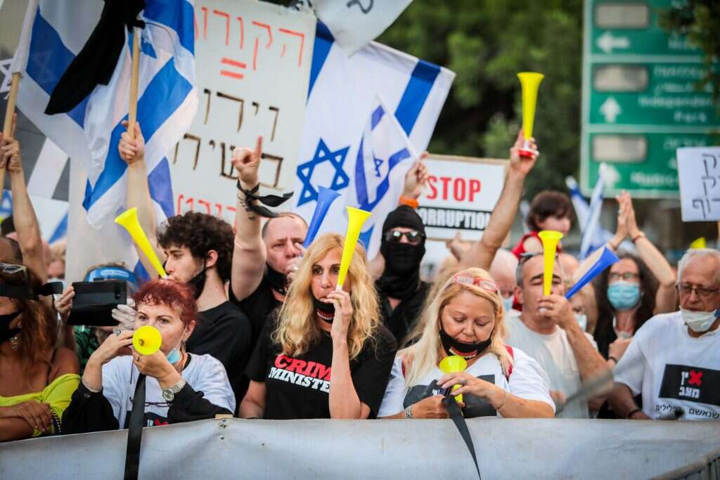 היחס להפגנות נגזר מהשתייכות מפגלתית. המחאה מחוץ למעון ראש הממשלה בירושלים, יוני 2020. | אורן בן־חקון