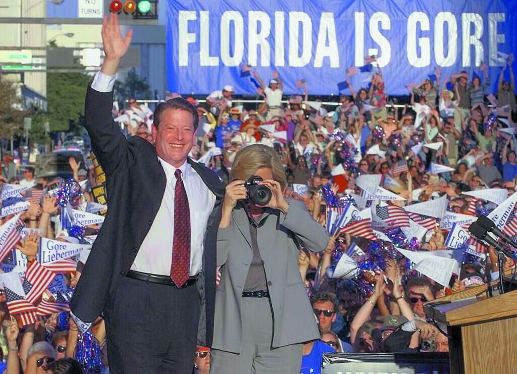 פצע פתוח עד היום בקרב הדמוקרטים. סגן נשיא ארה"ב לשעבר אל גור במרוץ לנשיאות בפלורידה, 2000. | AFP פצע פתוח עד היום בקרב הדמוקרטים. סגן נשיא ארה"ב לשעבר אל גור במרוץ לנשיאות בפלורידה, 2000. | AFP